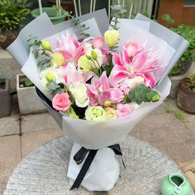 绵阳9朵玫瑰混搭百合，爱恋纯真无邪